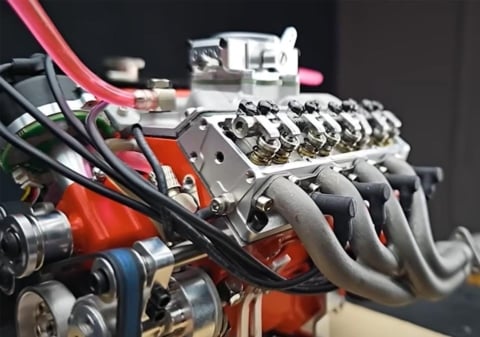 V8Forge – Bensiinimoottorilla varustettu V8-mallinrakennussarja